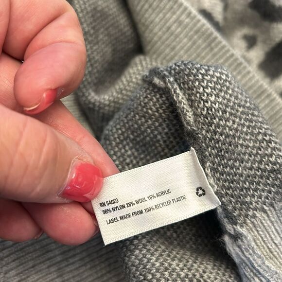 Gap gray leopard print long sleeve crewneck sweater Size M EUC - Picture 10 of 10